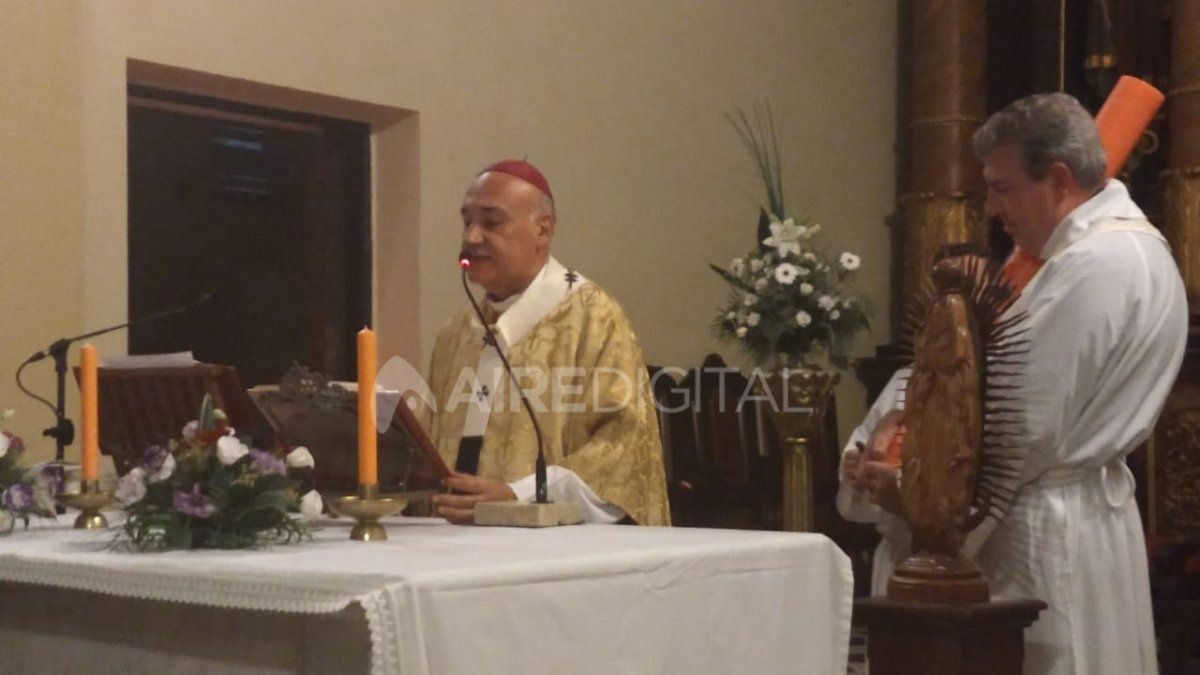 Aire de Santa Fe transmitió la Vigilia Pascual oficiada por Monseñor Fenoy