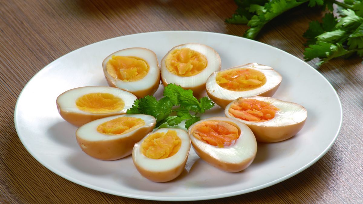 Los huevos duros marinados en salsa de soja son muy populares en la cocina japonesa y coreana. Los huevos duros marinados en salsa de soja son muy populares en la cocina japonesa y coreana.