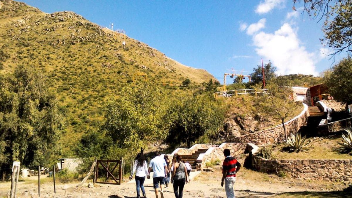 Villa Allende se encuentra cerca de Mendiolaza y cuenta con uno de los cerros más reconocidos de la provincia: el Cerro Pan de Azúcar. Villa Allende se encuentra cerca de Mendiolaza y cuenta con uno de los cerros más reconocidos de la provincia: el Cerro Pan de Azúcar.