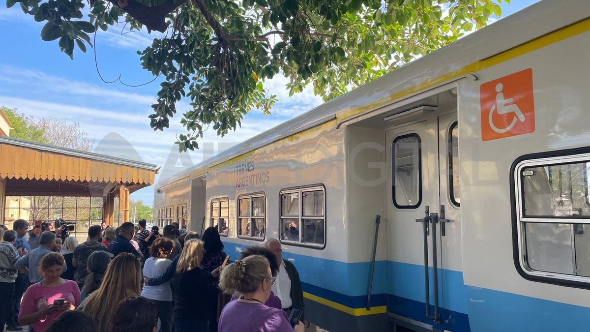 La Estación Guadalupe congregó a una buena cantidad de vecinos que fueron a ver partir el tren hacia Laguna Paiva. La Estación Guadalupe congregó a una buena cantidad de vecinos que fueron a ver partir el tren hacia Laguna Paiva.