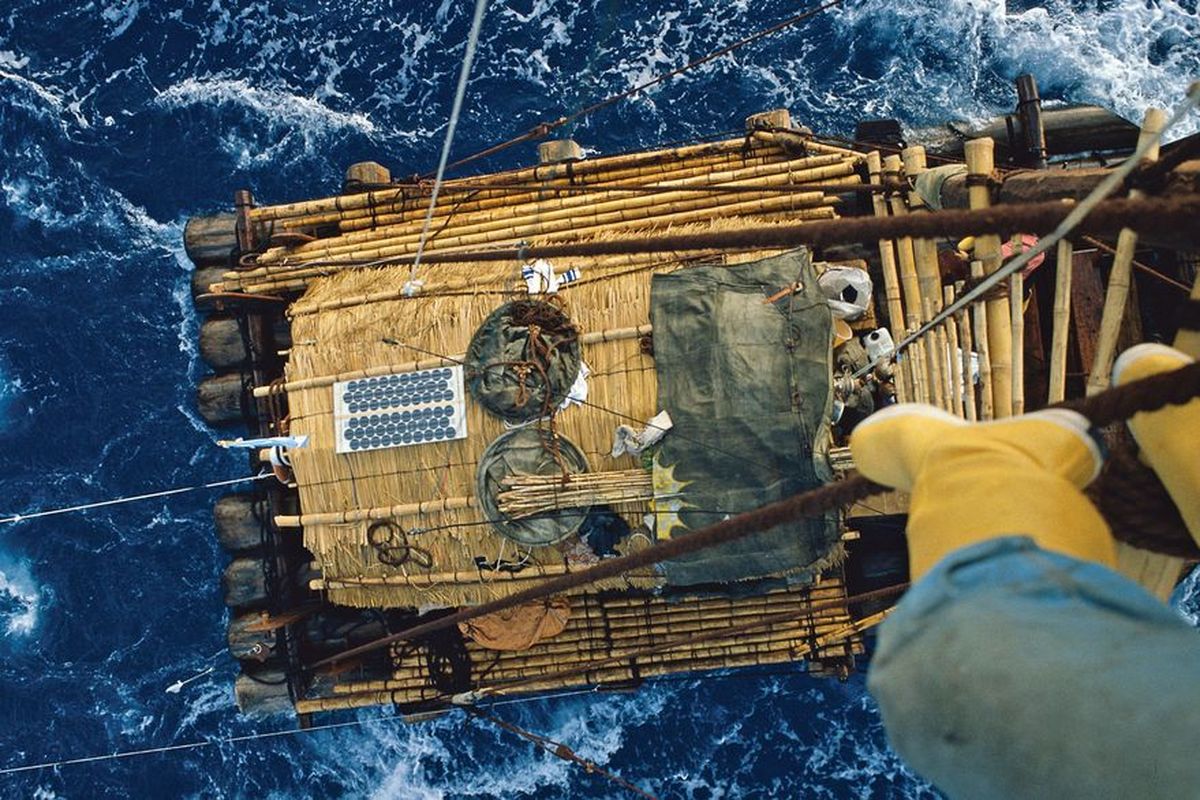 La balsa se construyó con nueve troncos de madera balsa, cuatro troncos de mangle (una especie muy tolerante a la salinidad del mar), y cañas de bambú, que se sujetaron con 6000 metros de cuerdas vegetales. Asimismo, tenía un mástil bípode de 11 metros de altura, una percha que sostenía la vela, y una pequeña choza de bambú con techo de paja. La balsa se construyó con nueve troncos de madera balsa, cuatro troncos de mangle (una especie muy tolerante a la salinidad del mar), y cañas de bambú, que se sujetaron con 6000 metros de cuerdas vegetales. Asimismo, tenía un mástil bípode de 11 metros de altura, una percha que sostenía la vela, y una pequeña choza de bambú con techo de paja.