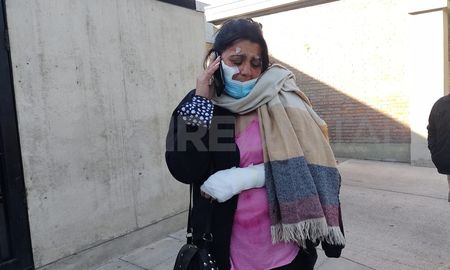 El miércoles por la mañana una vecina del barrio Los Cipreses fue atacada por la espalda, la rociaron con nafta desde el ombligo hacia arriba y la prendieron fuego. Hoy fue dada de alta en el Hospital Cullen. El miércoles por la mañana una vecina del barrio Los Cipreses fue atacada por la espalda, la rociaron con nafta desde el ombligo hacia arriba y la prendieron fuego. Hoy fue dada de alta en el Hospital Cullen.