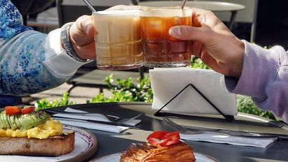 El truco oculto de los bares: cómo te manipulan para que gastes más sin darte cuenta