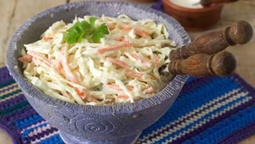 El coleslaw casero se conserva en la heladera hasta 2 días y es perfecto para acompañar hamburguesas, pollo frito, costillas o sandwiches.