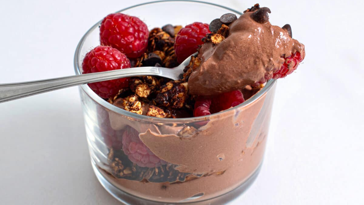 Postre de chocolate saludable en vaso con capas de yogur y fruta.