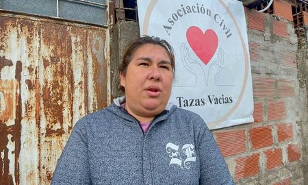 La Asociación Civil Tazas Vacías realiza una colecta de frazadas destinadas a personas en situación de calle, en Santa Fe. La Asociación Civil Tazas Vacías realiza una colecta de frazadas destinadas a personas en situación de calle, en Santa Fe.