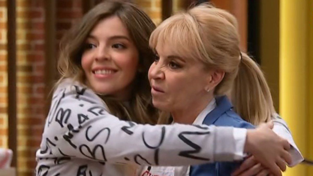 Claudia Villafañe junto a su hija Dalma Maradona en el certamen.