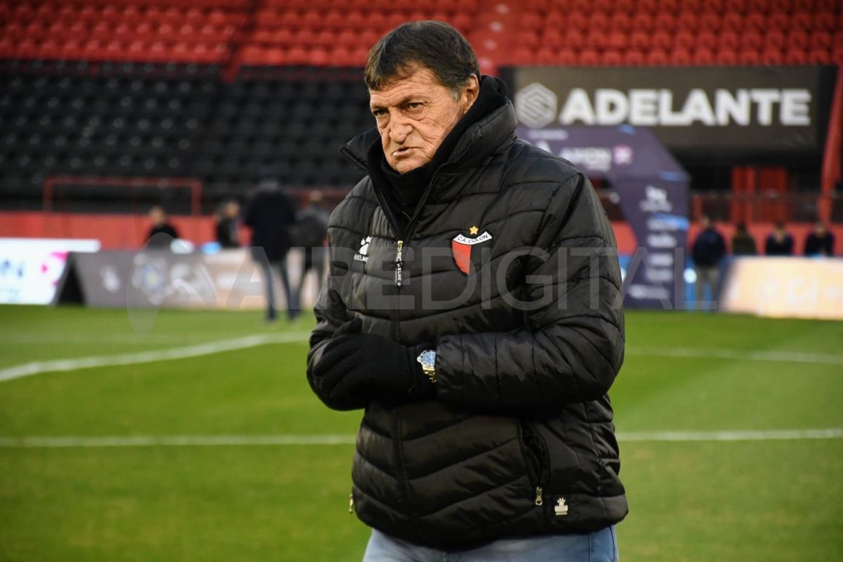 El Club Atlético Colón quedó eliminado de la Copa Argentina y Julio César Falcioni manifestó que hay cosas externas que pueden estar afectando al plantel.