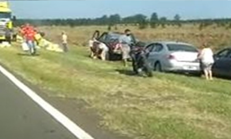 Volcó un camión con 26 toneladas de yerba y la gente llenó los baúles de sus autos Volcó un camión con 26 toneladas de yerba y la gente llenó los baúles de sus autos