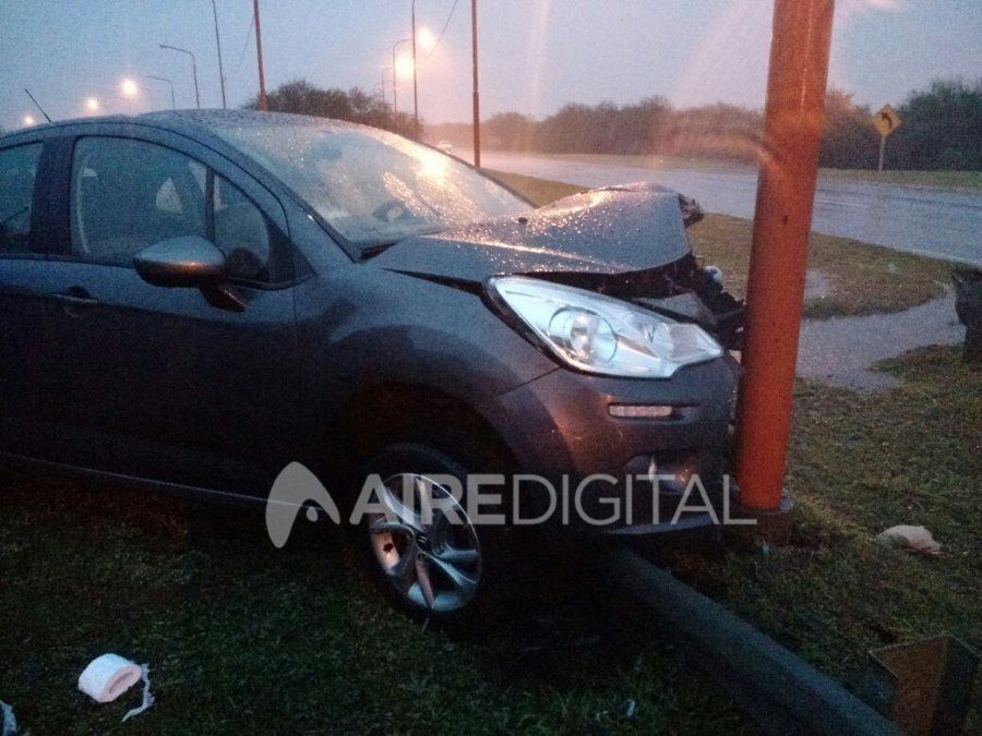 Circunvalación Oeste: auto se estrelló contra columna de alumbrado