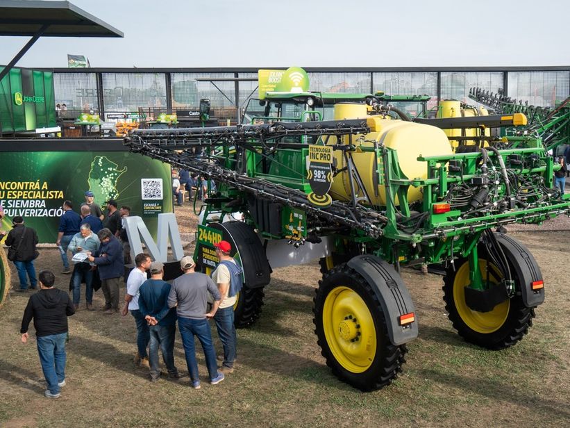 John Deere y Pla desplegaron su arsenal tecnológico enfocado en la sustentabilidad y conexión John Deere y Pla desplegaron su arsenal tecnológico enfocado en la sustentabilidad y conexión