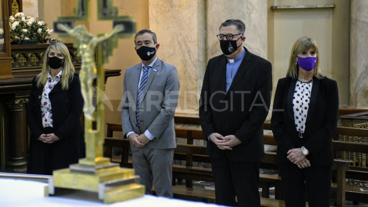 El intendente rosarino junto a la vicegobernadora Alejandra Rodenas en la Catedral de esa ciudad