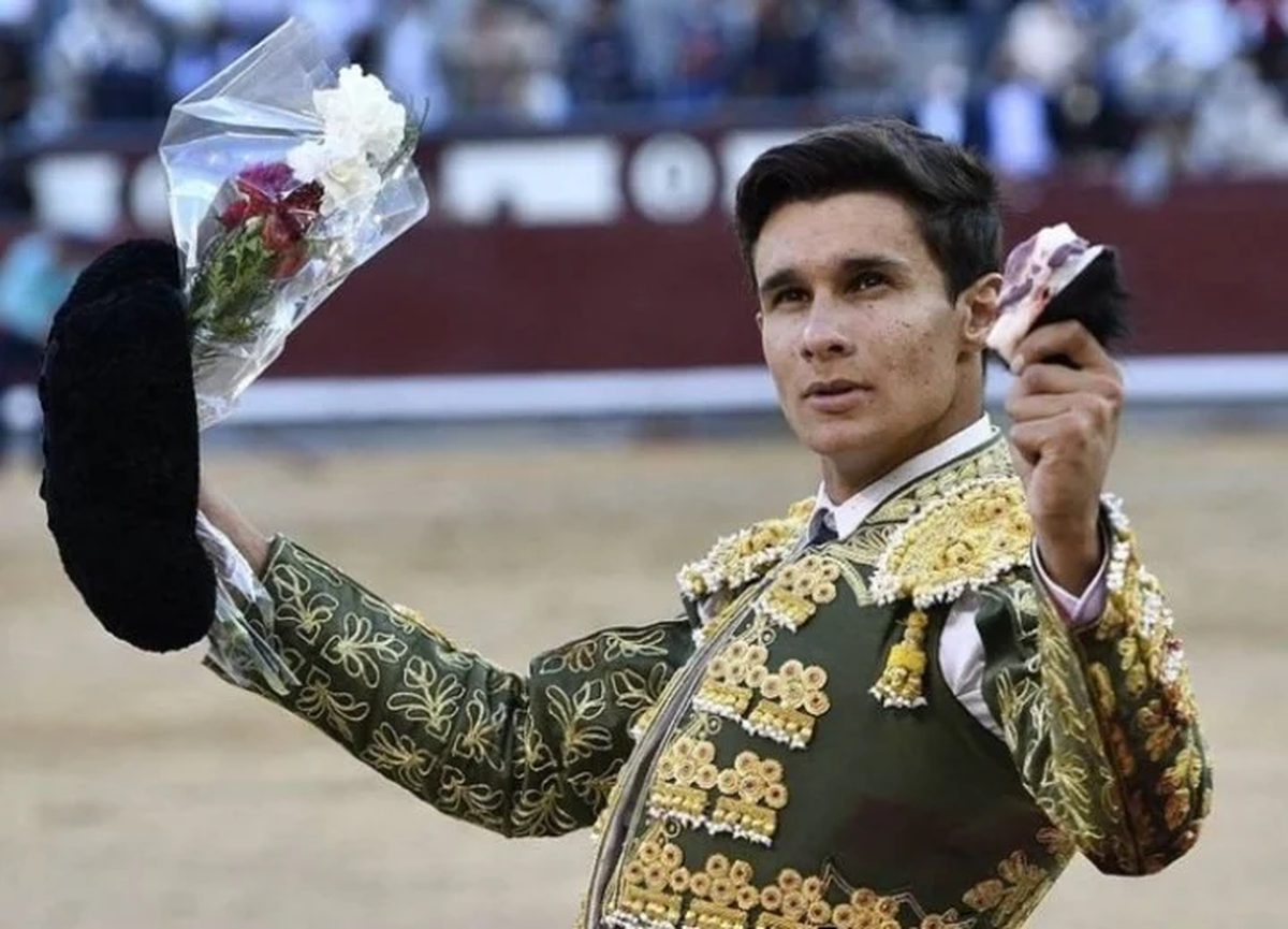El torero español recibió una cornada en su muslo derecho, que puso en riesgo su vida.