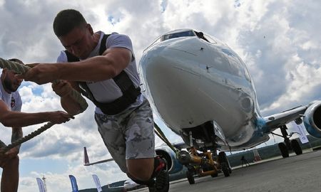 Video viral: un bombero llegó a mover un avión de 65 toneladas. Video viral: un bombero llegó a mover un avión de 65 toneladas.