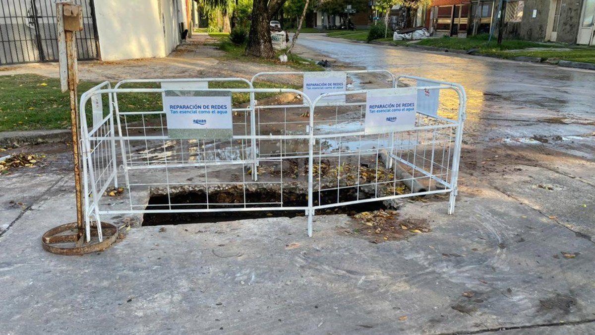 Colocaron un corralito y comenzaron a arreglar el caño roto en barrio Sargento Cabral.&nbsp;