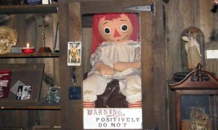 La muñeca real se conserva en una caja de madera bendecida con una carta del tarot El Diablo pegada en el cristal. La muñeca real se conserva en una caja de madera bendecida con una carta del tarot El Diablo pegada en el cristal.