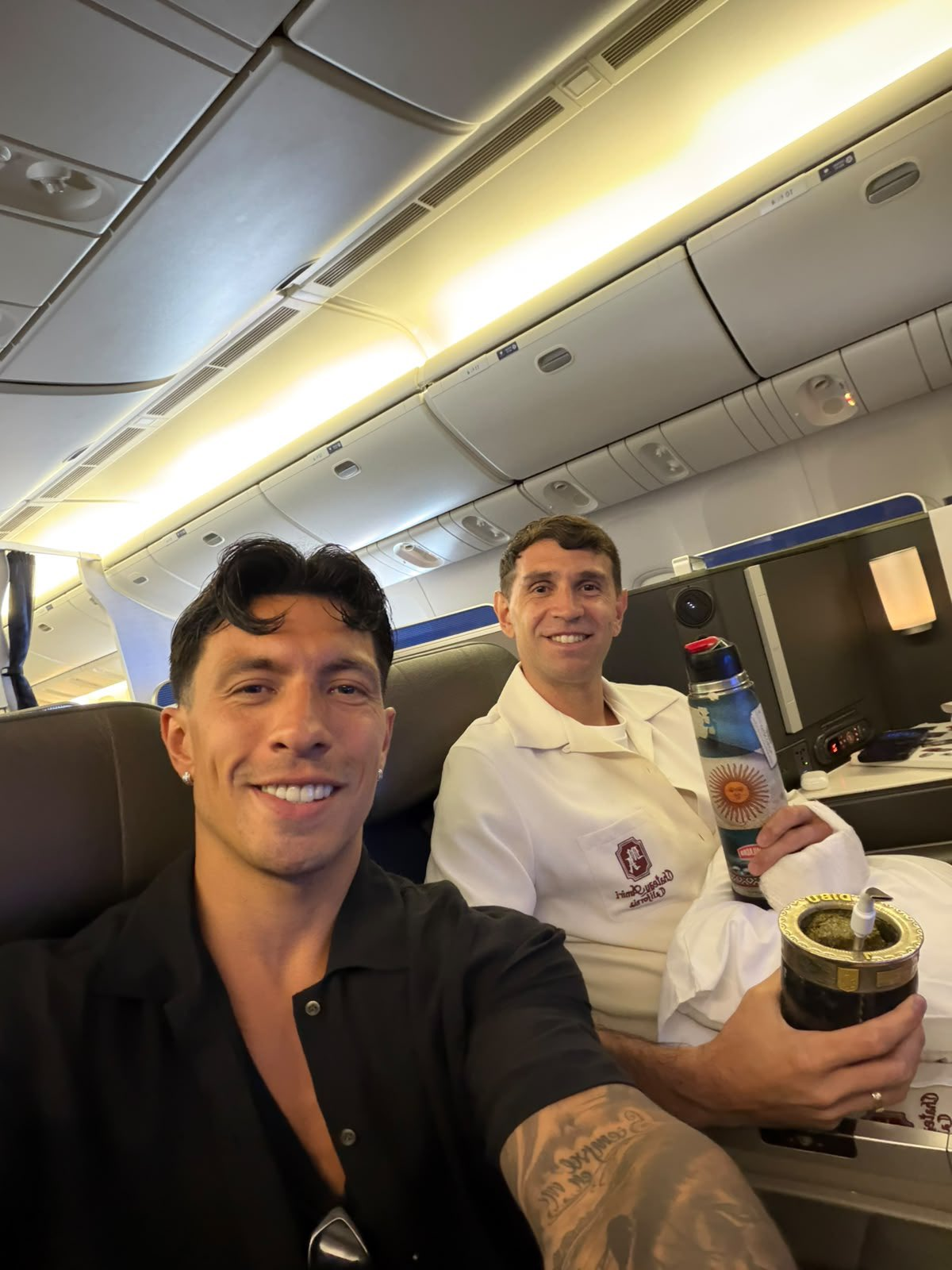La foto que compartió Lisandro Martínez junto al Dibu, donde se ve su lesión en la mano. La foto que compartió Lisandro Martínez junto al Dibu, donde se ve su lesión en la mano.