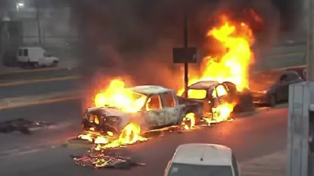 Compañeros del delivery asesinado en Tres de Febrero, Buenos Aires, reclamaron justicia y prendieron fuego un patrullero. Compañeros del delivery asesinado en Tres de Febrero, Buenos Aires, reclamaron justicia y prendieron fuego un patrullero.