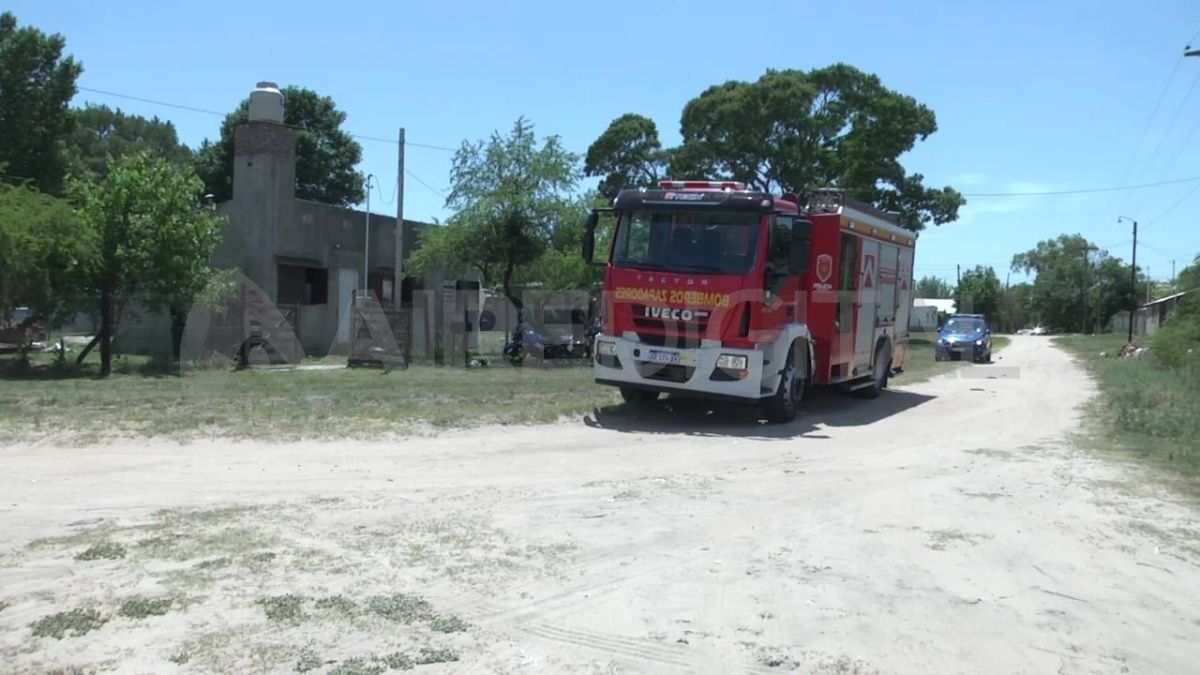 Bomberos Zapadores de la Unidad Regional I intervinieron para sofocar las llamas en el interior de la vivienda.
