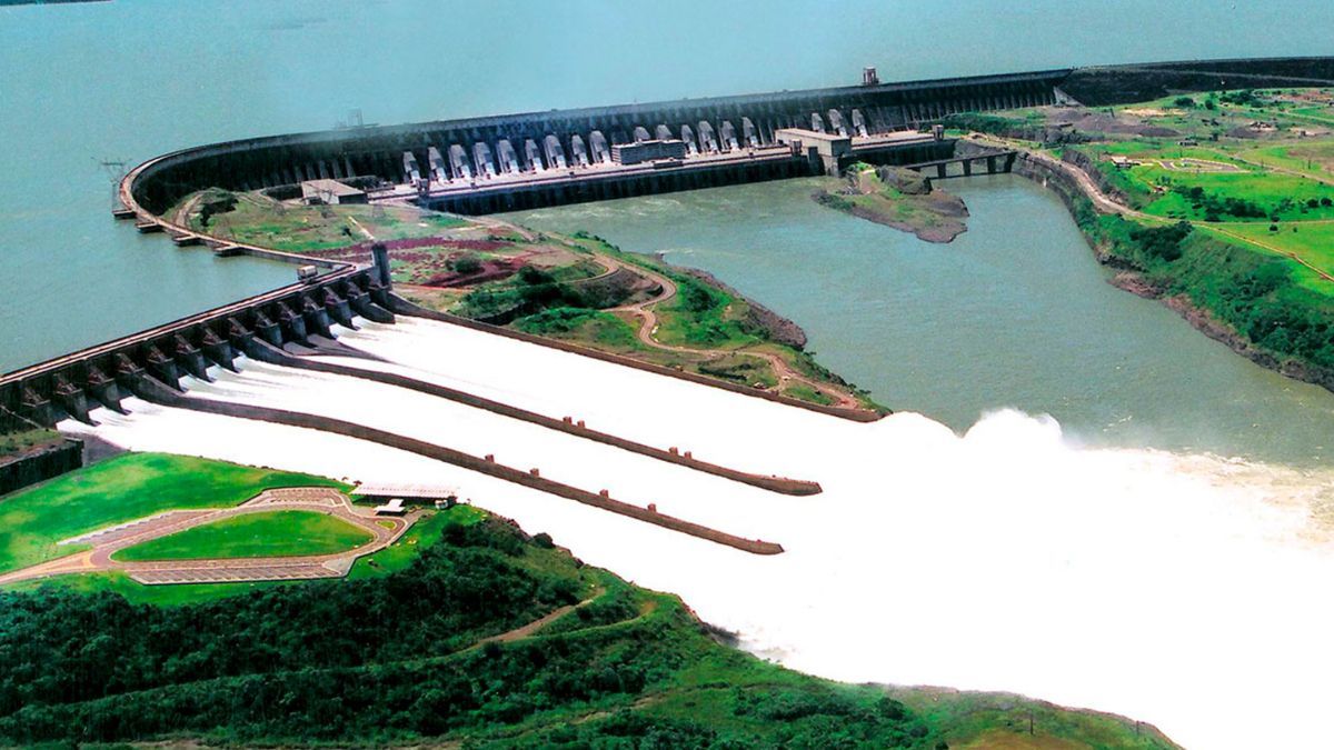 La represa Itaipú está ubicada entre las ciudades de Hernandarias (Paraguay), y Foz do Iguaçu (Brasil). La represa Itaipú está ubicada entre las ciudades de Hernandarias (Paraguay), y Foz do Iguaçu (Brasil).