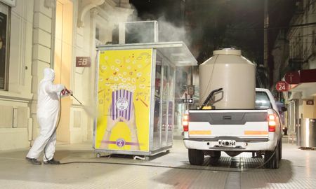 Las tareas de desinfección en la peatonal santafesina antes de la apertura de los comercios. Las tareas de desinfección en la peatonal santafesina antes de la apertura de los comercios.