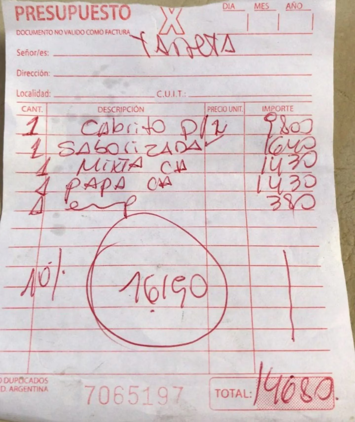 Las dos amigas se confiaron al comprar en una parrilla en Córdoba y recibieron una recarga del 10% por pagar con tarjeta de débito.
