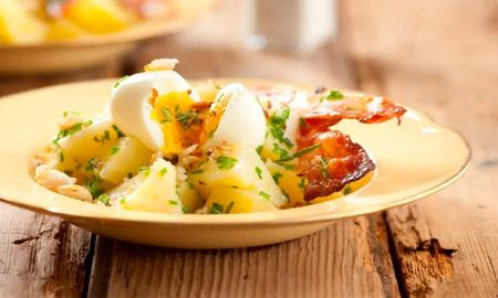 Ensalada de papa, huevo y panceta, by Maru Botana. Ensalada de papa, huevo y panceta, by Maru Botana.
