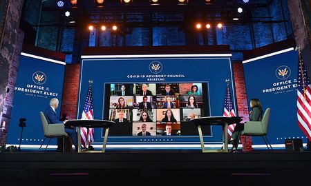 Junto a la vicepresidenta electa, Kamala Harris, Biden encabezó una reunión pública en la que presentó a su equipo de científicos y expertos, que se conectaron de manera virtual. Junto a la vicepresidenta electa, Kamala Harris, Biden encabezó una reunión pública en la que presentó a su equipo de científicos y expertos, que se conectaron de manera virtual.