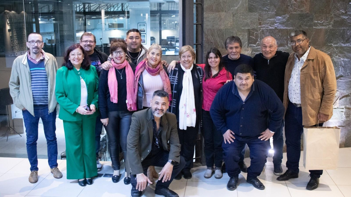 Se rindió homenaje al compromiso, a la lealtad con su clase y la coherencia como dirigente sindical de Manuel Casado. Se rindió homenaje al compromiso, a la lealtad con su clase y la coherencia como dirigente sindical de Manuel Casado.