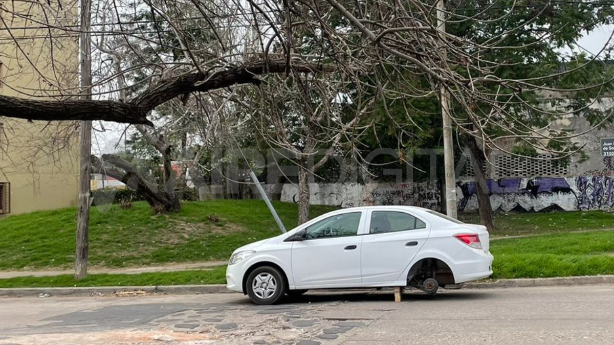 Un auto apareció mal estacionado y sin dos de sus neumáticos en barrio Roma.