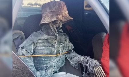 un conductor viaja con un esqueleto falso como acompanante para usar un carril preferencial un conductor viaja con un esqueleto falso como acompanante para usar un carril preferencial