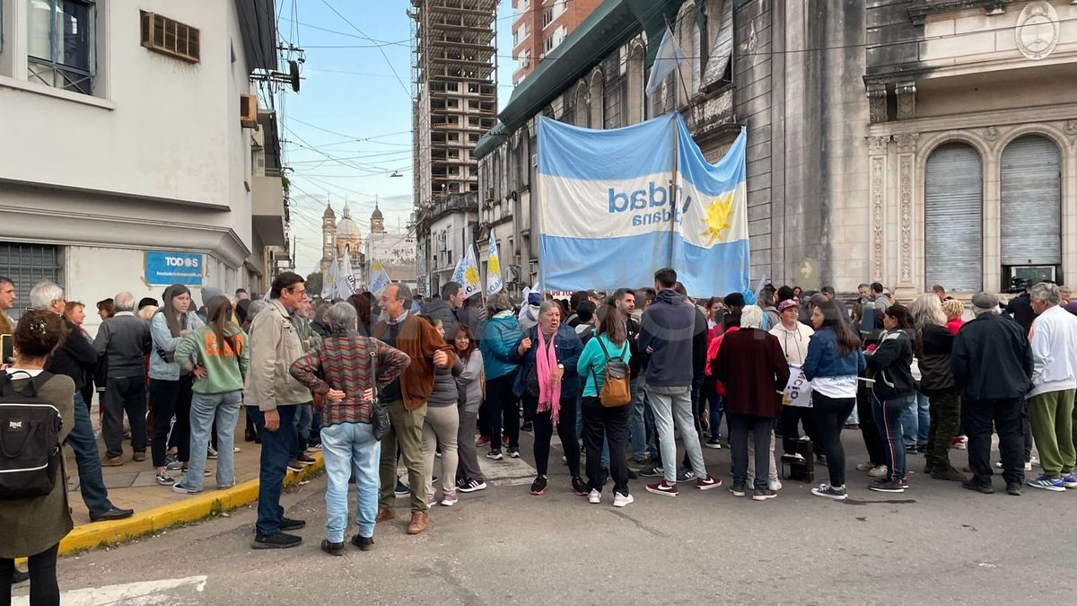 Cientos de militantes y referentes del peronismo santafesino se concentraron este jueves frente a los Tribunales Federales de la ciudad de Santa Fe.
