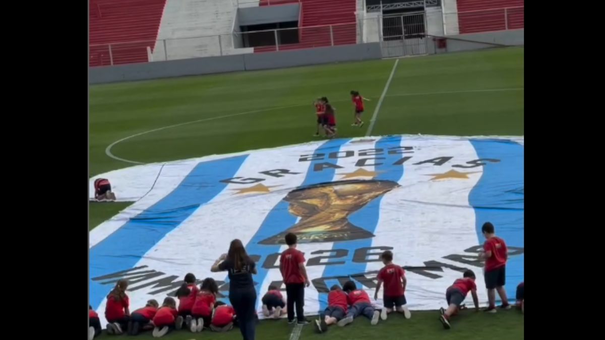 Casi 700 alumnos del IPEI dejaron su mensaje en la bandera de Argentina que visitó el club Unión