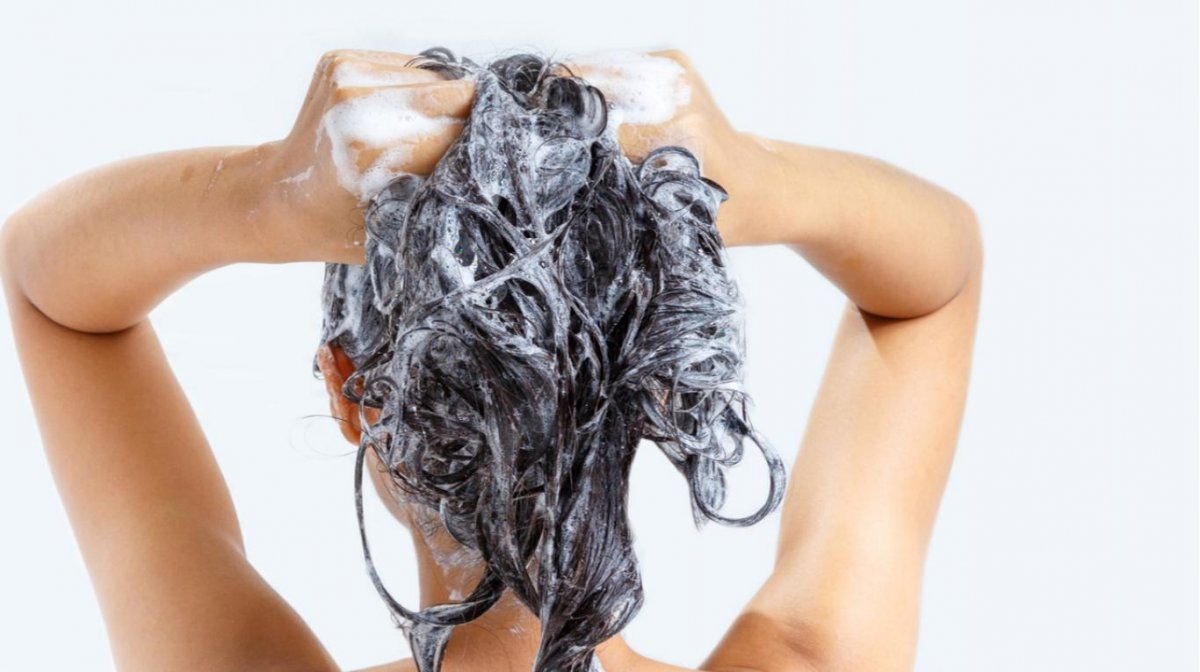 Cinco pasos para lavarte el cabello de forma correcta