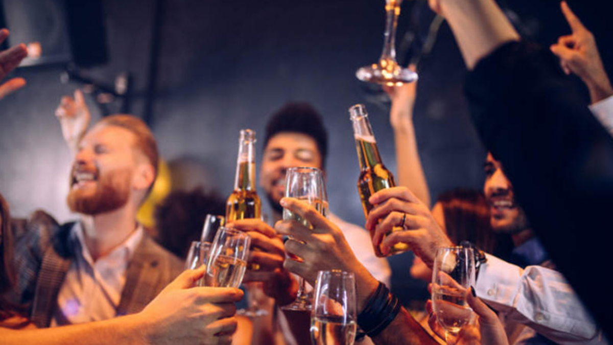 Los patrones de consumo social de riesgo suelen pasar inadvertidos, pero constituyen una de las principales causas prevenibles de enfermedad hepática crónica.