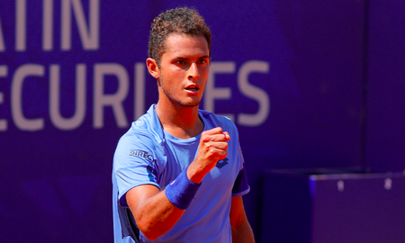Juan Pablo Varillas sorprendió a Dominic Thiem y avanzó a cuartos de final del Argentina Open. Juan Pablo Varillas sorprendió a Dominic Thiem y avanzó a cuartos de final del Argentina Open.