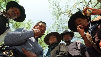 Más dura será la caída: el western de venganza que es furor en Netflix