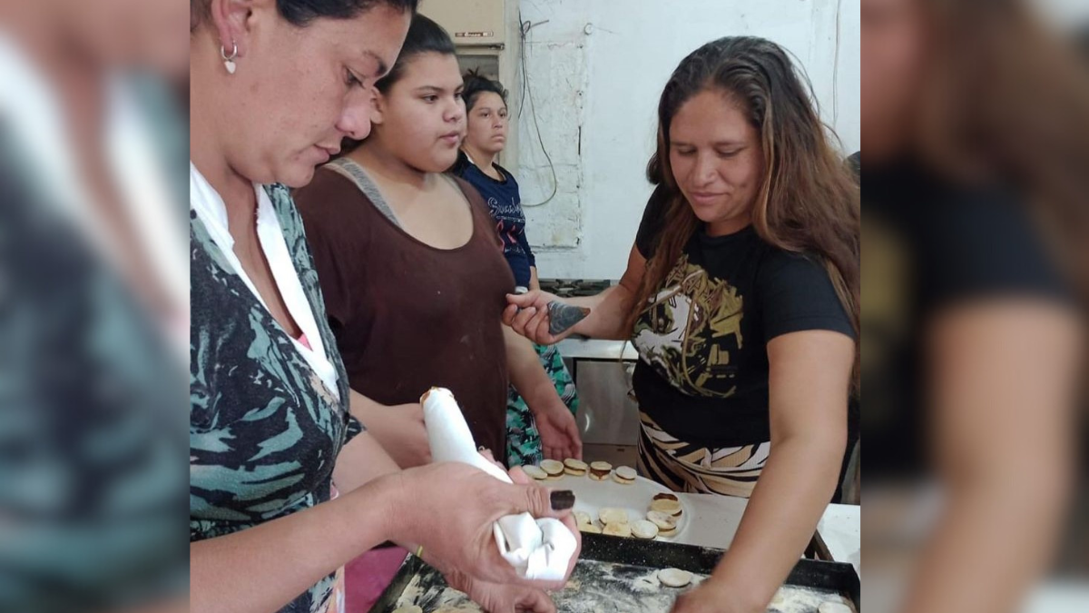 La ONG Vincularte nació en 2016 en barrio Santo Domingo como una pequeña iniciativa que se transformó en un faro de esperanza y hoy se extendió a Las Lomas y Los Hornos. 