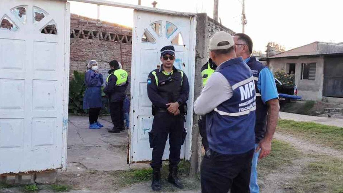 En el lugar del hallazgo los peritos del Ministerio Público y policiales recolectaron muestra y secuestraron vestimentas y demás elementos de interés para la investigación