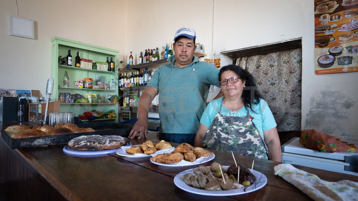 En la pulpería de Colonia Angeloni se pueden degustar empanadas fritas y embutidos caseros.