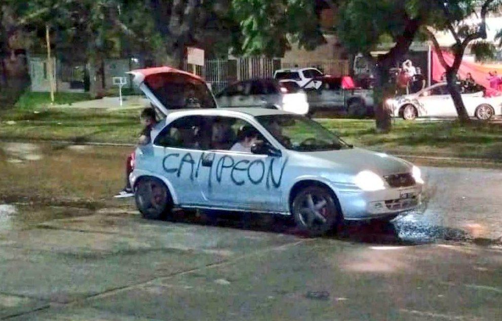 Una locura: pintaron el auto con aerosol y salieron a recorrer las calles.