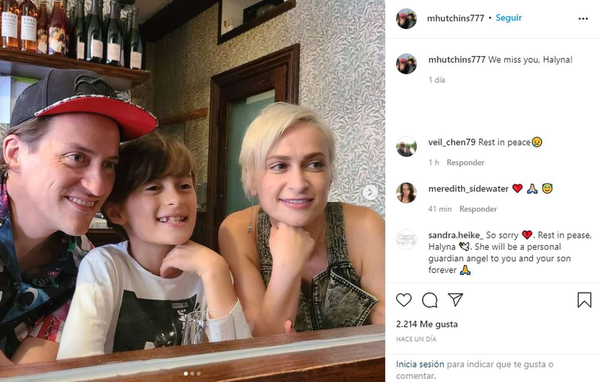 Matthew Hutchins en una foto con su esposa Halyna Hutchins, que Alec Baldwin mat&oacute; accidentalmente, y el hijo de ambos, Andros&nbsp;