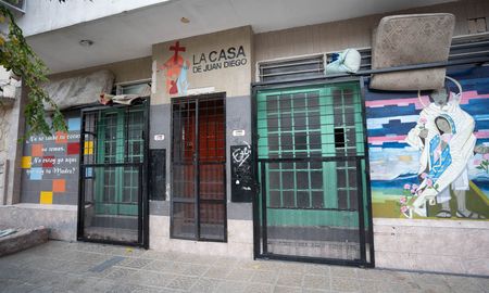 La Casa de Juan Diego nació como un centro de día para chicos en situación de calle y actualmente asiste a personas mayores de 18 años. La Casa de Juan Diego nació como un centro de día para chicos en situación de calle y actualmente asiste a personas mayores de 18 años.