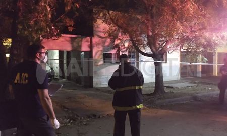 Una vivienda se incendió en barrio Fomento 9 de julio. Una persona perdió la vida en el lugar. Una vivienda se incendió en barrio Fomento 9 de julio. Una persona perdió la vida en el lugar.