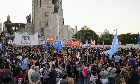 Masiva movilización en Rosario para rechazar el DNU de Javier Milei Masiva movilización en Rosario para rechazar el DNU de Javier Milei