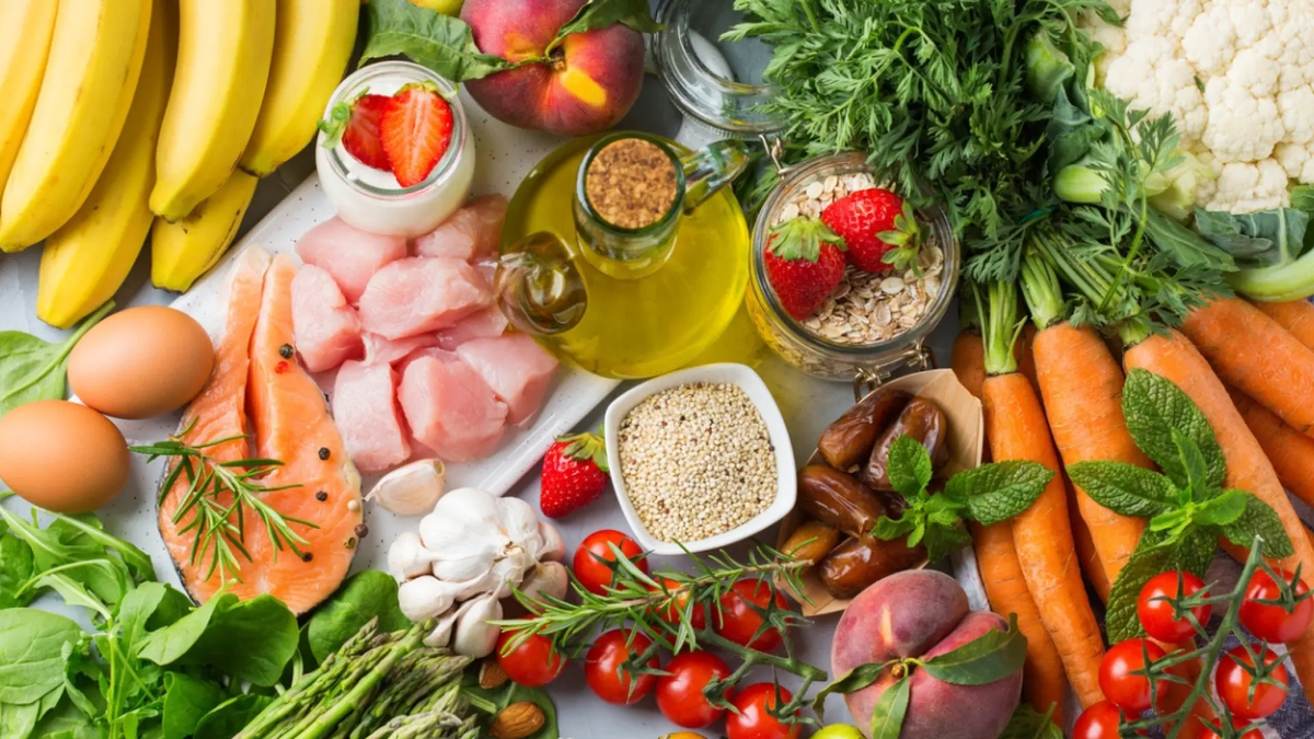 La dieta mediterránea se centra en comer alimentos como pescado, frutas, verduras, frijoles (habichuelas), granos integrales y panes con alto contenido de fibra, y aceite de oliva. La carne, el queso y los dulces están muy limitados. La dieta mediterránea se centra en comer alimentos como pescado, frutas, verduras, frijoles (habichuelas), granos integrales y panes con alto contenido de fibra, y aceite de oliva. La carne, el queso y los dulces están muy limitados.