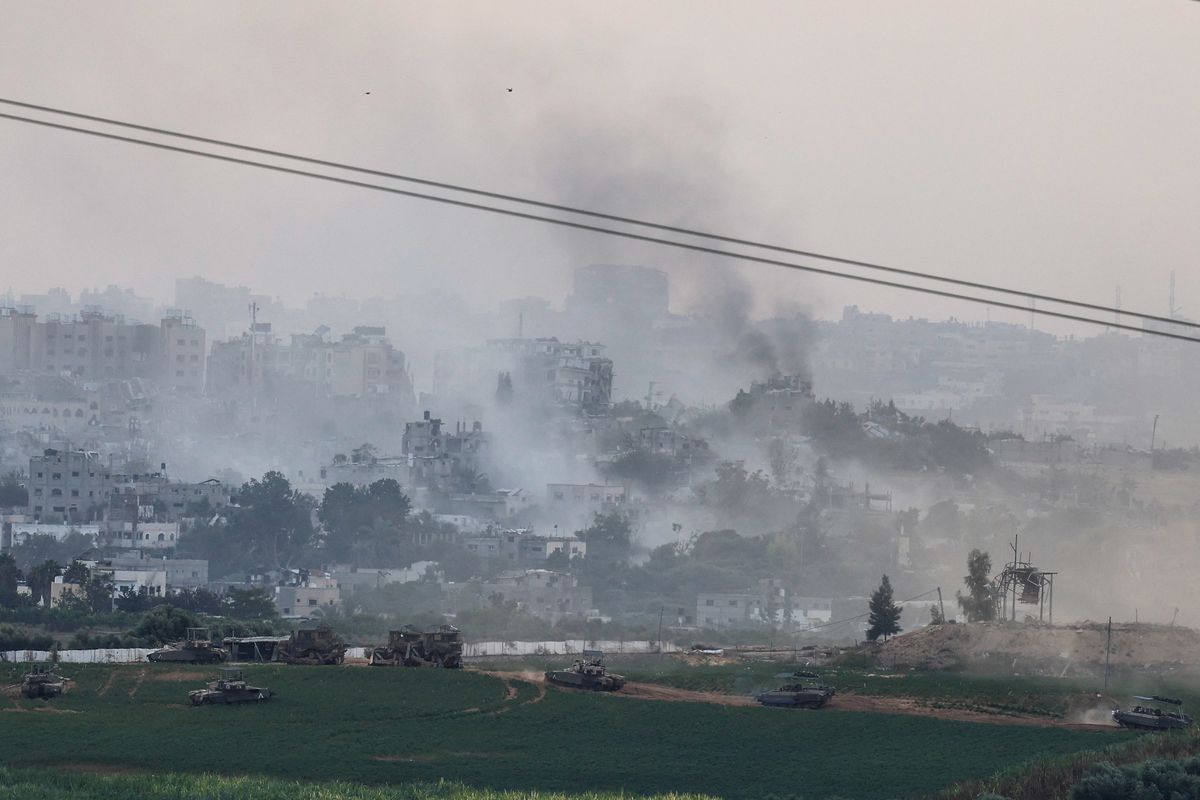 Tanques israelíes y otras máquinas militares maniobran en el interior de la Franja de Gaza.&nbsp;