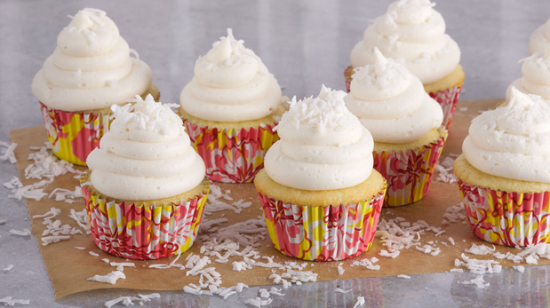El frosting se puede aromatizar y colorear para crear versiones únicas de cupcakes caseros, ideales para cualquier ocasión.