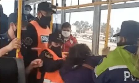 La bajaron a la fuerza del colectivo porque no tenía el permiso necesario para viajar La bajaron a la fuerza del colectivo porque no tenía el permiso necesario para viajar