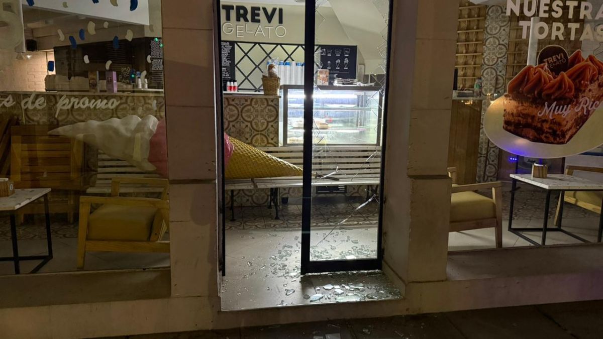 El robo se produjo en la madrugada de este jueves en una heladera de pleno Bulevar.